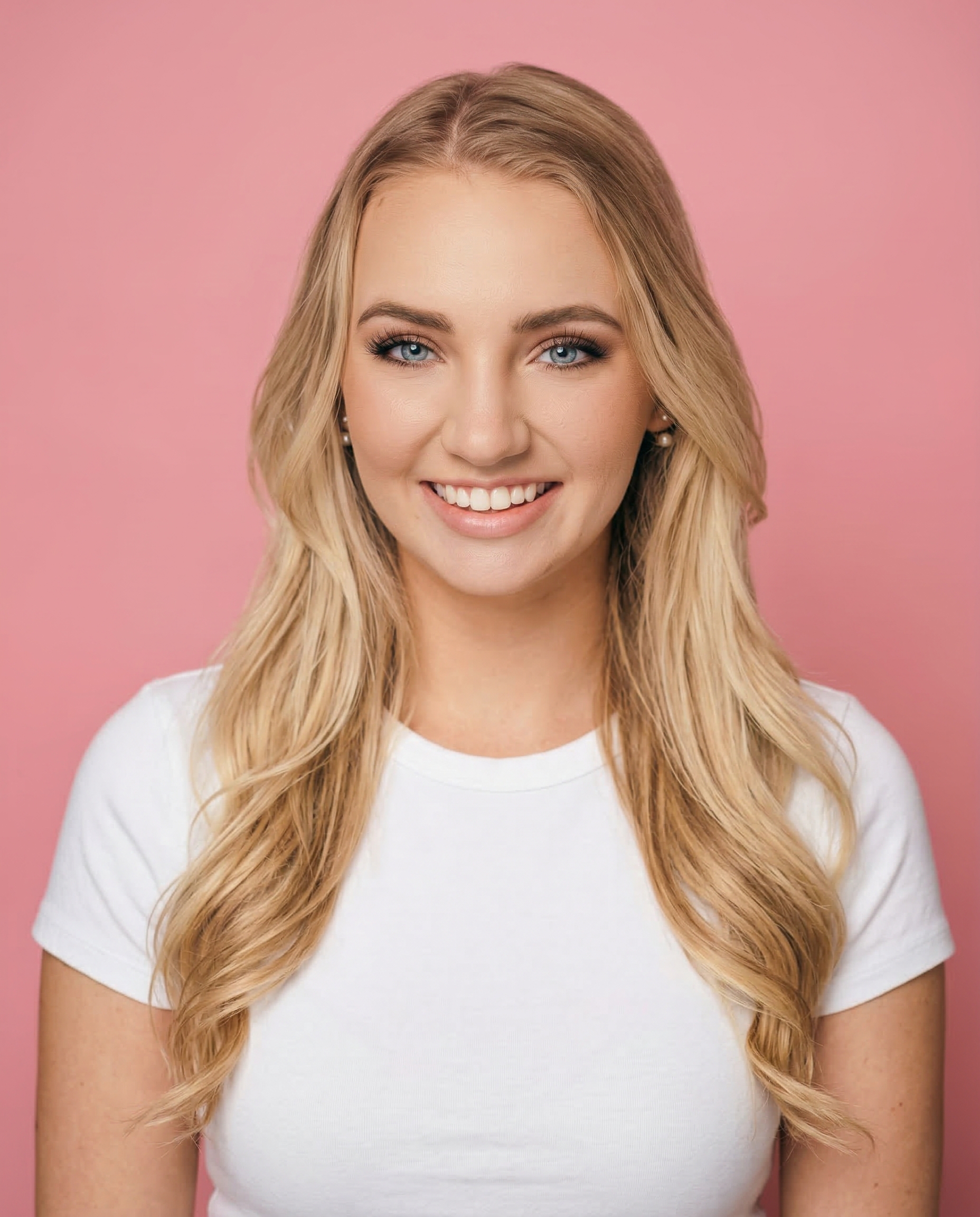 Avery Della headshot